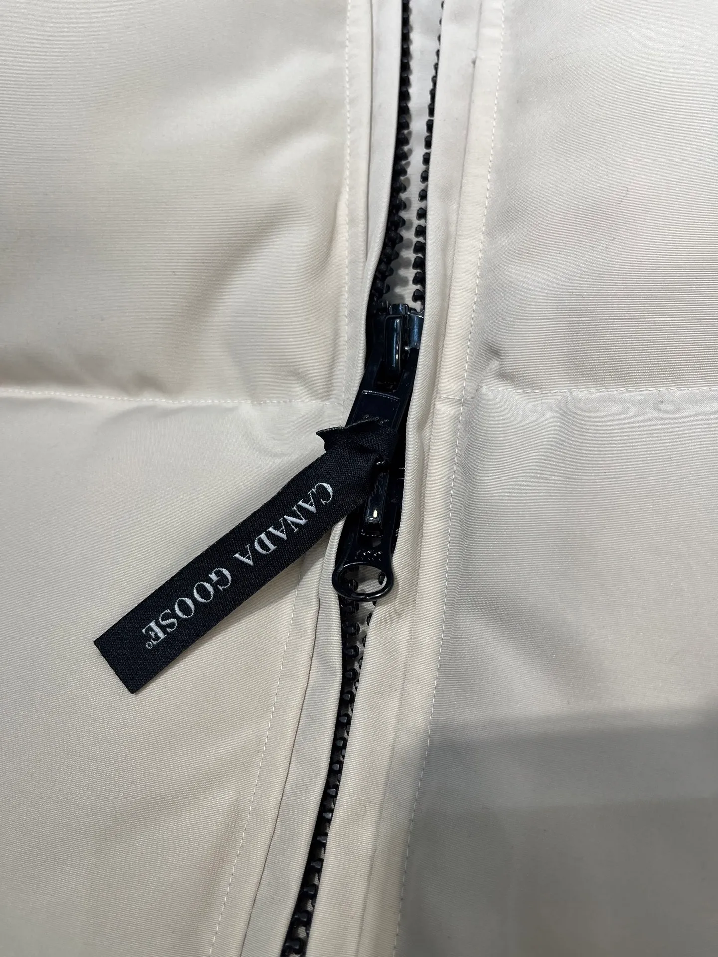 P860 Canada Goose Canada # Expedition04 Parker, a treasure of Canadian origin! Limited supply worldwide! Canada Goose Model 04 is a top-notch couple model, polar cold-proof outdoor series fur collar detachable hooded parka down jacket, the first Goose in 2024. I hope my partners like the top quality, and I hope everyone can evaluate it together! The most popular cool items of the Big Goose family in 2024 are online. The same popular product of Yi Yang Qianxi is said to be a joint limited edition Big Goose that cannot be bought in autumn and winter. If you dislike the sameness of the Big Goose in the past, then this model will definitely give you a different experience! This year's most powerful couple's collection for autumn and winter is online, a top-notch luxurious ready-to-wear style, paired with an outdoor warm down jacket with great style and charm! The most standard and classic items of the Daye family in the past two years are equipped with unique reflective stripes for embellishment, which further shows the high-end fashion performance effect. With the embellishment of hardware buckles, it has excellent performance effect. The upper body is clean, simple and elegant, even for urban leisure. It is suitable for various occasions. Designed with large pockets, this model has a large capacity and is equipped with reflective stripes, making it safer at night. It is suitable for various adventure activities. It is made of windproof and waterproof technical materials. The interior is filled with full white duck down, which is absolutely cold-proof and warm. It also has a stand-up collar design and fine fluff at the collar, with meticulous attention to detail! The charm of this model is also more spiritual, and the upper body has more temperament and specifications. It perfectly shows the ultra-high standard of fashionable performance of this model, integrating outdoor and life, and you can even create high-street wear! The most pinnacle limited-edition goose that we have presented so far, both in terms of design and detailed materials, it is completely outstanding. The grand and evergreen version design is matched with cool reflective elements. The overall appearance can be said to be quite high, and it has that kind of powerful outdoor performance! It combines high-end casual attributes with high-street style. It is high-grade, domineering, warm, and beautiful. The visibility of the upper body is quite strong, and the configuration of the owl element is highly brand-recognizable. It fully complements the overall brand performance and visual effects, and also has the high-end sense of fashion and fashionable performance. It is a must-buy product because it is the most awesome down brand on the planet and one of Canada's three national treasure brands. It is also a sentimental down luxury brand. In the field of polar cold-proof clothing, Goose has made an irreplaceable contribution... Size: xs s m l xl